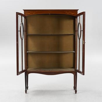 A George III style cabinet, first half of the 20th century.