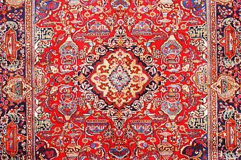 A Kashan carpet, a. 376 x 298 cm.