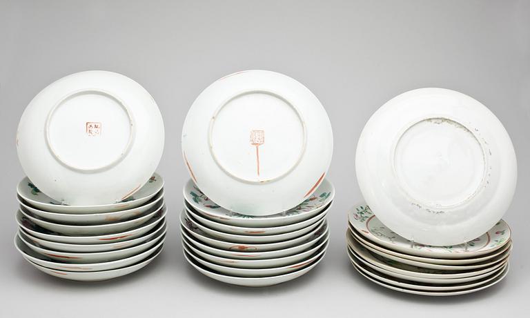 TALLRIKAR, 8+18 delar, porslin, 1800/1900-tal.