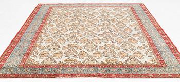 A semi-antique Kashan carpet. 323 x 237 cm.
