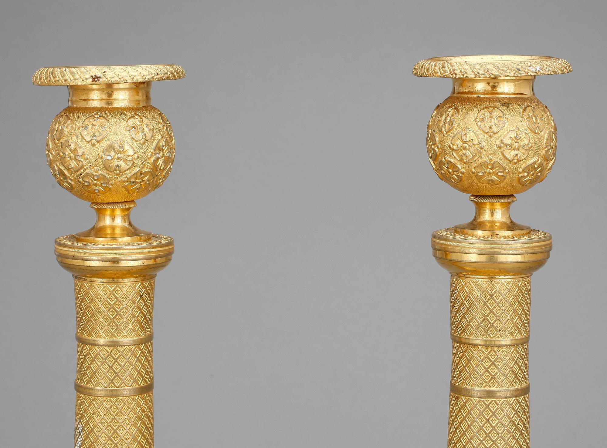 LJUSSTAKAR, ett par, empire, förgylld brons, 1800-talets första hälft.