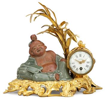 1075. A French Louis XV-style late 19th century table clock.