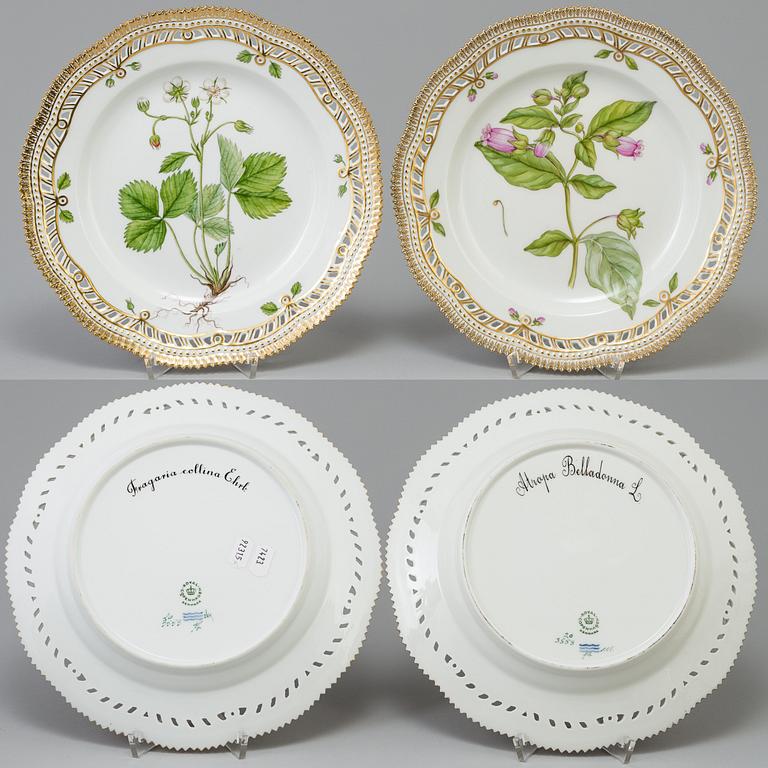 A set of 4+1 porcelaine "Flora Danica" dinner plates model #3553 and #3549 Royal Copenhagen.