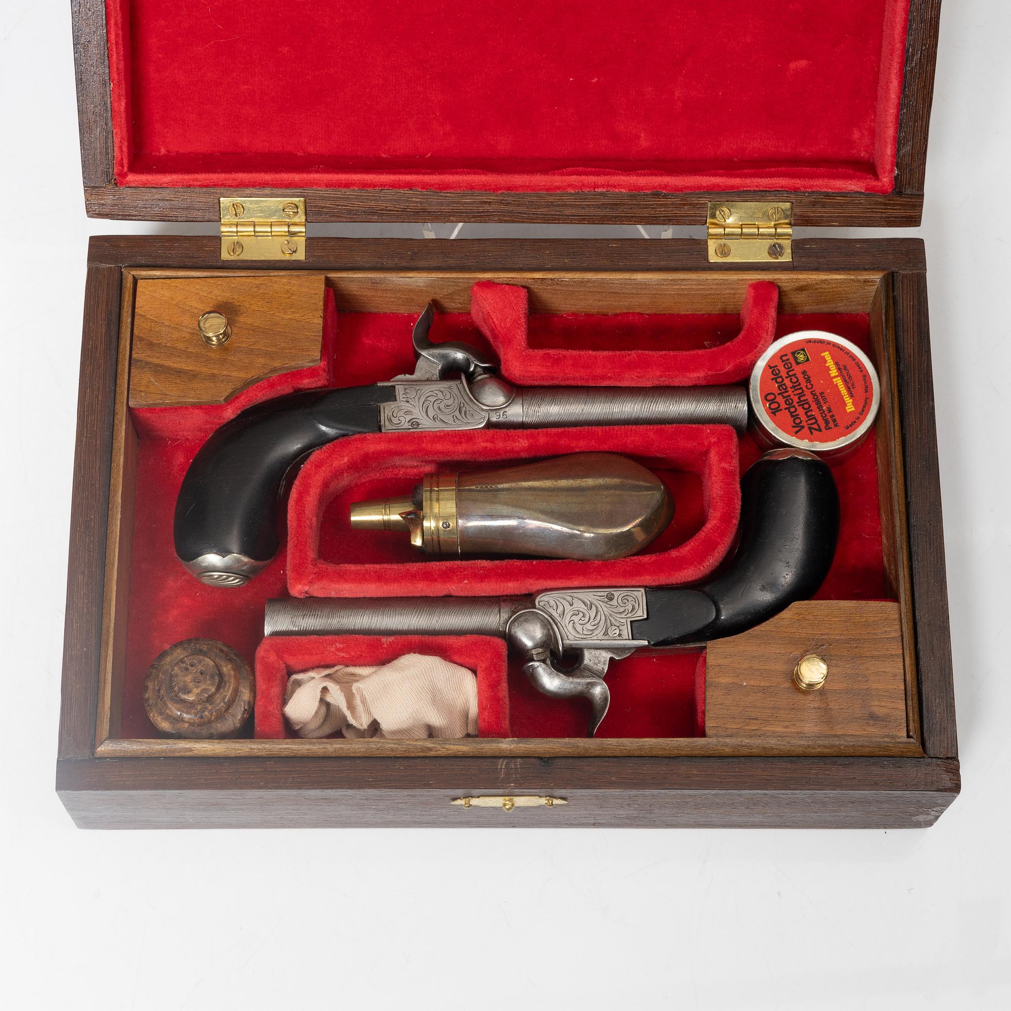 Slaglåspistoler ett par belgiska, i senare schatull, 1800-tal.