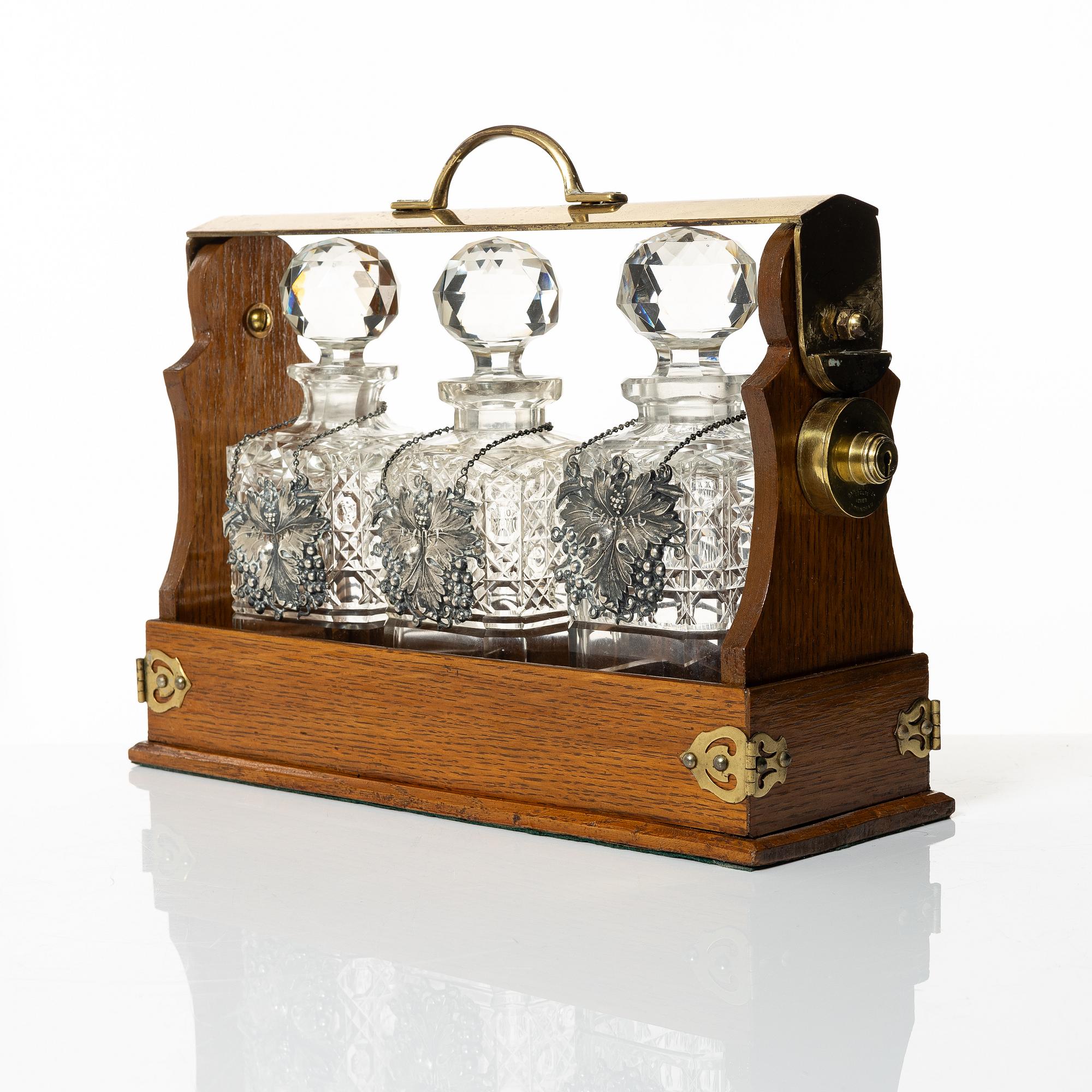 A wooden box with three glass flasks, Birmingham, circa 1900.