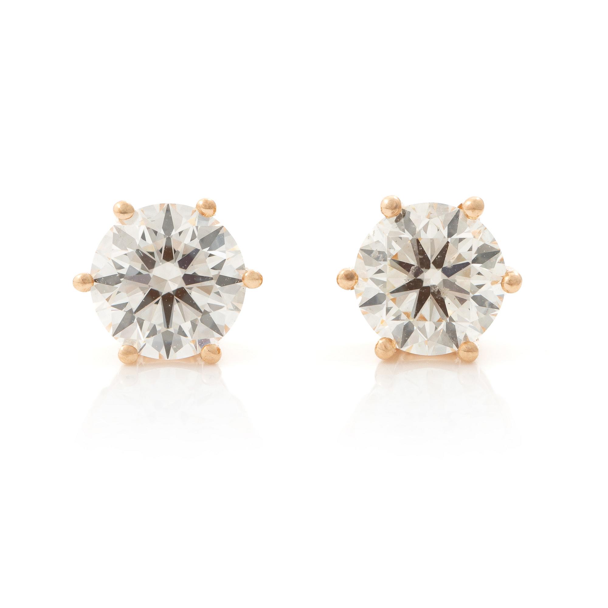 A pair of earrings in 18K gold set with round brilliant-cut diamonds.