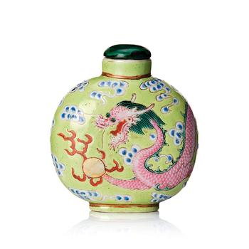A 'four clawed dragon' snuff bottle, Qing dynasty with seal mark in red.