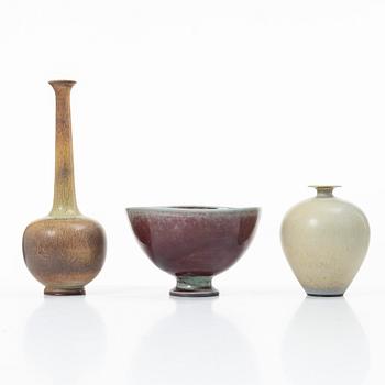 Berndt Friberg, vaser, 2 st, samt en skål, Gustavsberg Studio.