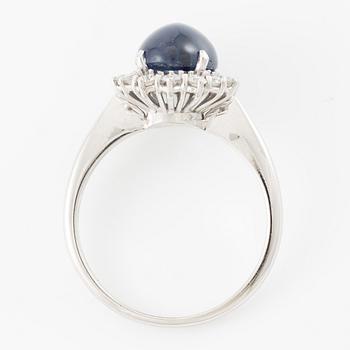 Ring in 18K white gold set with a cabochon-cut sapphire and brilliant-cut diamonds.