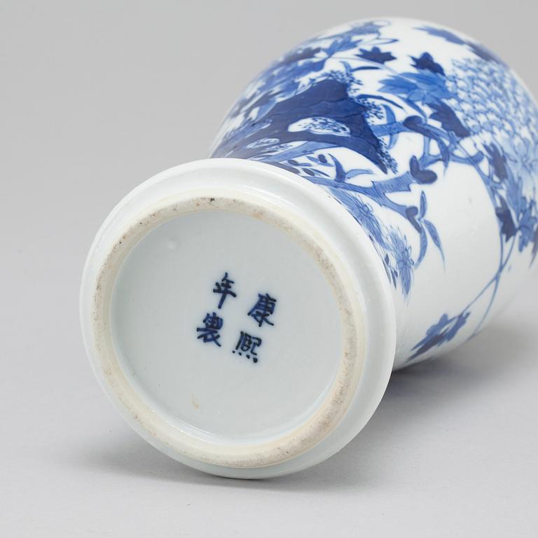 A Chinese blue and white porcelain vase, Qing dynasty, late 19th century.