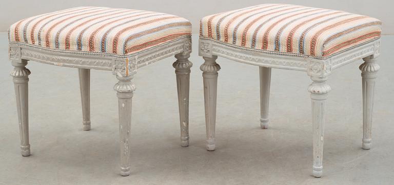 TABURETTER, ett par, av Melchior Lundberg, (mästare i Stockholm 1775-1812). Gustavianska.