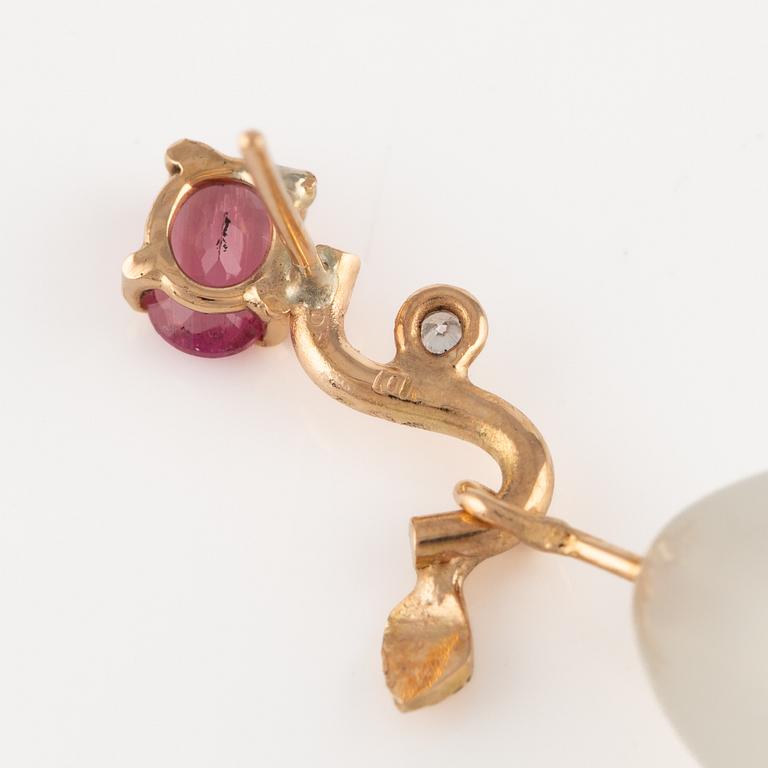 Earrings with agate, tourmalines, and brilliant-cut diamonds.