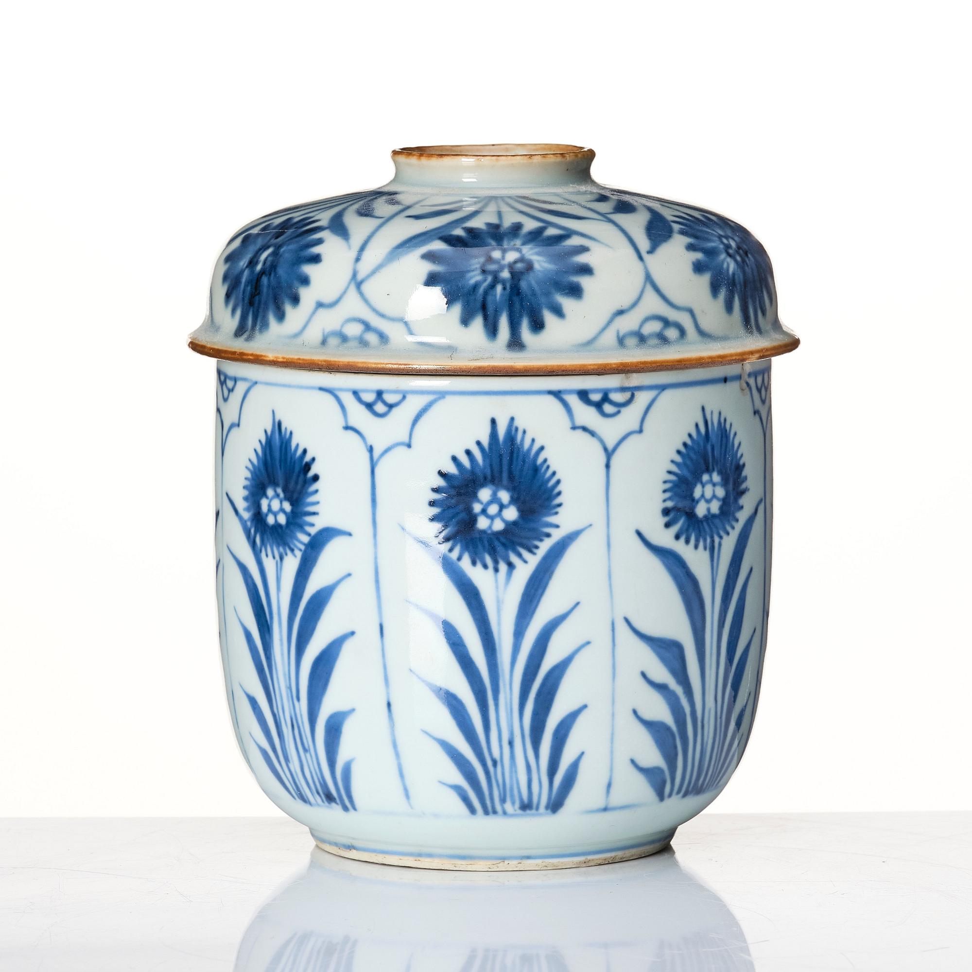 Burk med lock, porslin. Qingdynastin, Kangxi (1662-1722).