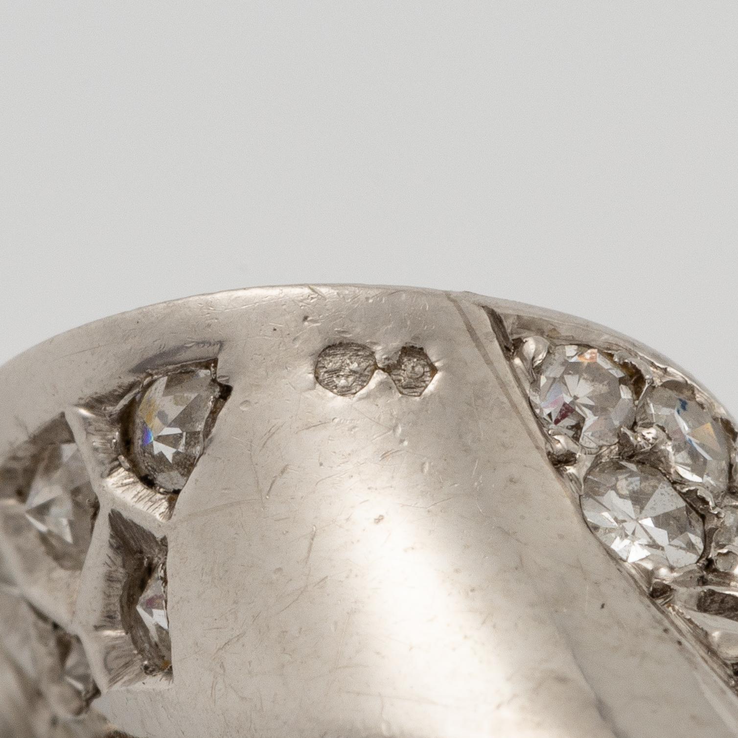 A brooch in platinum in the form of a bow with rubies and diamonds, likely from the 1950s.