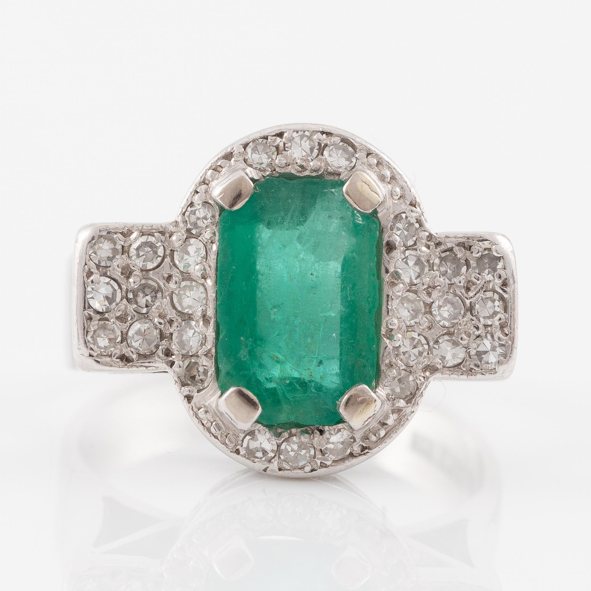 Ring, 18K vitguld med smaragd och åttkantslipade diamanter.