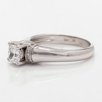 Ring, 14K vitguld med kuddslipad modifierad diamant.