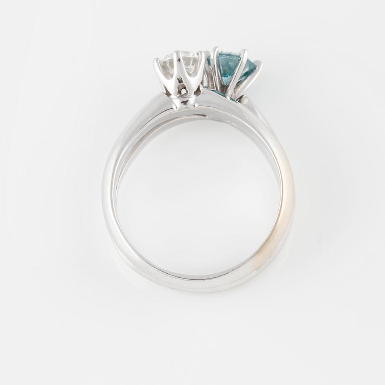 RING, 14K vitguld med 2 briljantslipade diamanter ca 1.20 ct. Vikt 7,7 gram.