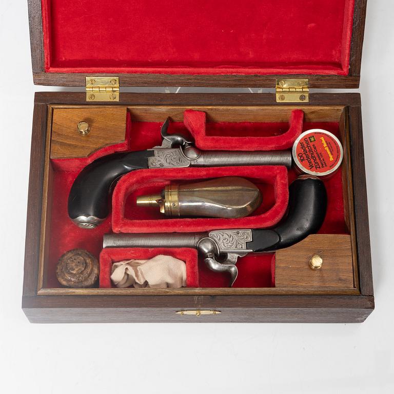 Slaglåspistoler ett par belgiska, i senare schatull, 1800-tal.