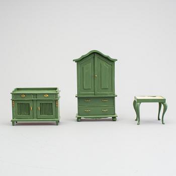 A lot of 22 pieces of doll house furniture by Carin Backlund, Sweden, late 20th century.