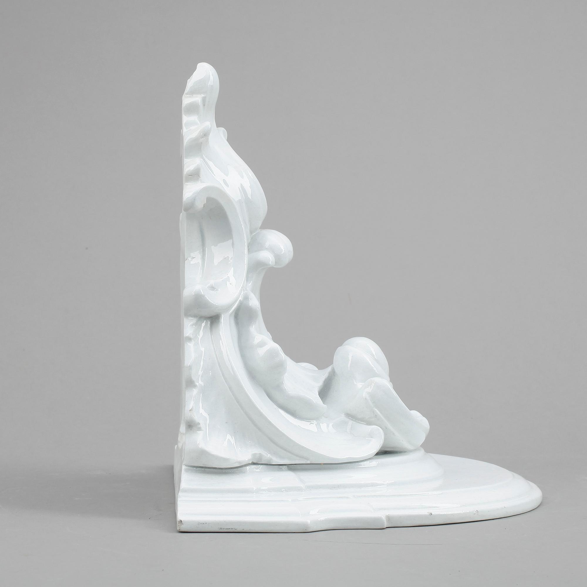 VÄGGKONSOL, porslin, rokokostil, 1800/1900-tal.