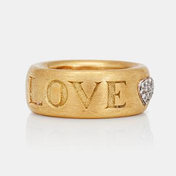 1119. RING, graverad "LOVE", med briljantslipade diamanter i form av ett hjärta.