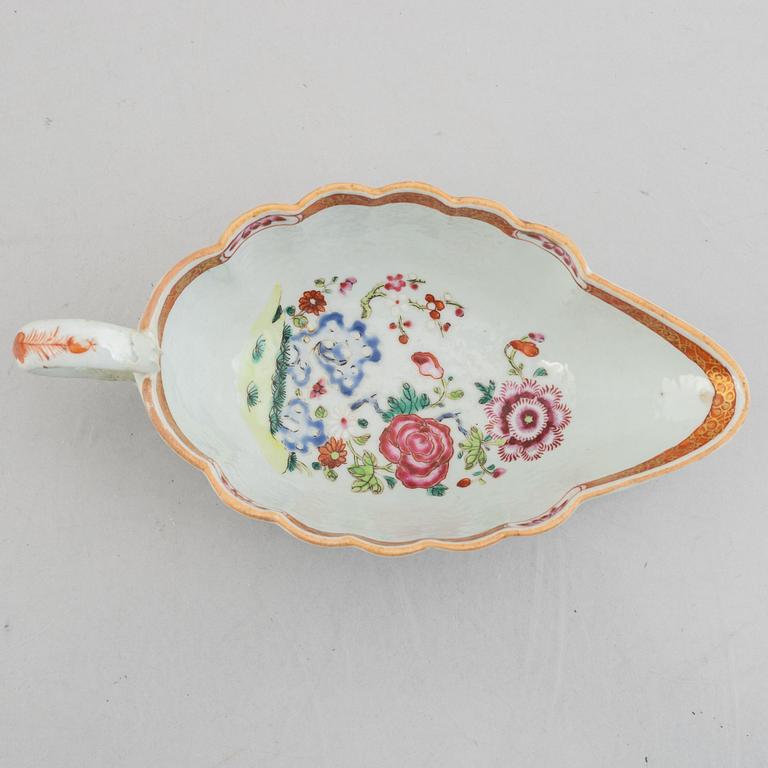 A Chinese famille rose porcelain sauce boat and five dishes, Qing dynasty, 18th and 19th century.
