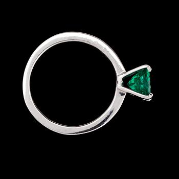 RING, oval fasettslipad smaragd, 1.25 ct.