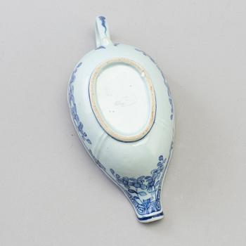 A blue and white export porcelain saucer, Qing dynasty, Qianlong (1736-95).