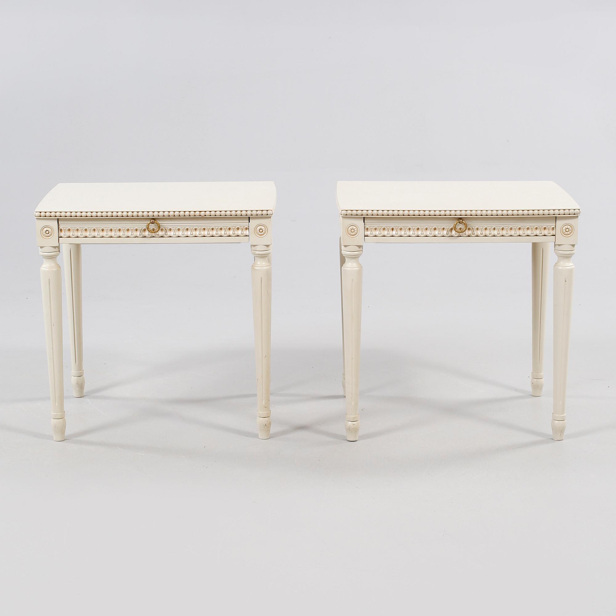 SÄNGBORD, ett par, gustaviansk stil, 1900-talets andra hälft.
