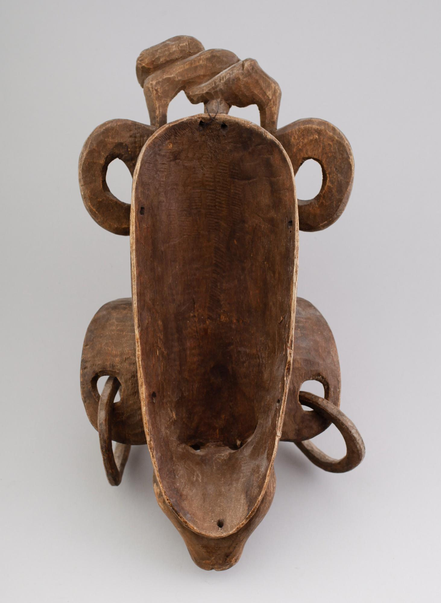 MASK, snidat trä, Afrika.