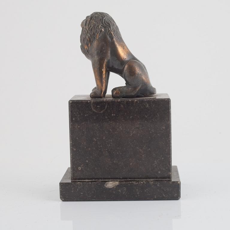 A table sculpture/paper weight, 20th century.