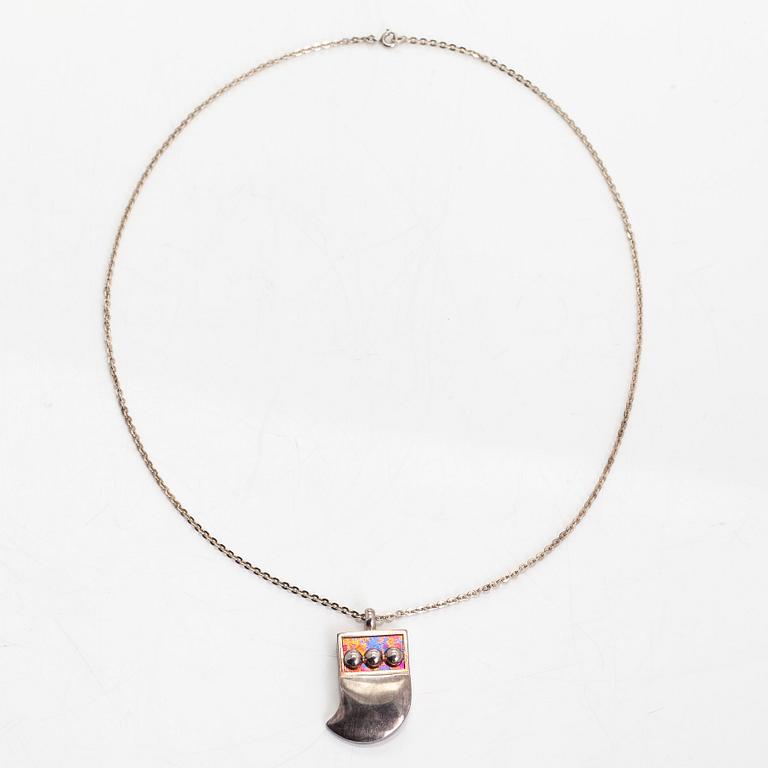 Nanny Still, halsband, sterlingsilver och titan. Kultakeskus, Tavastehus 1976.