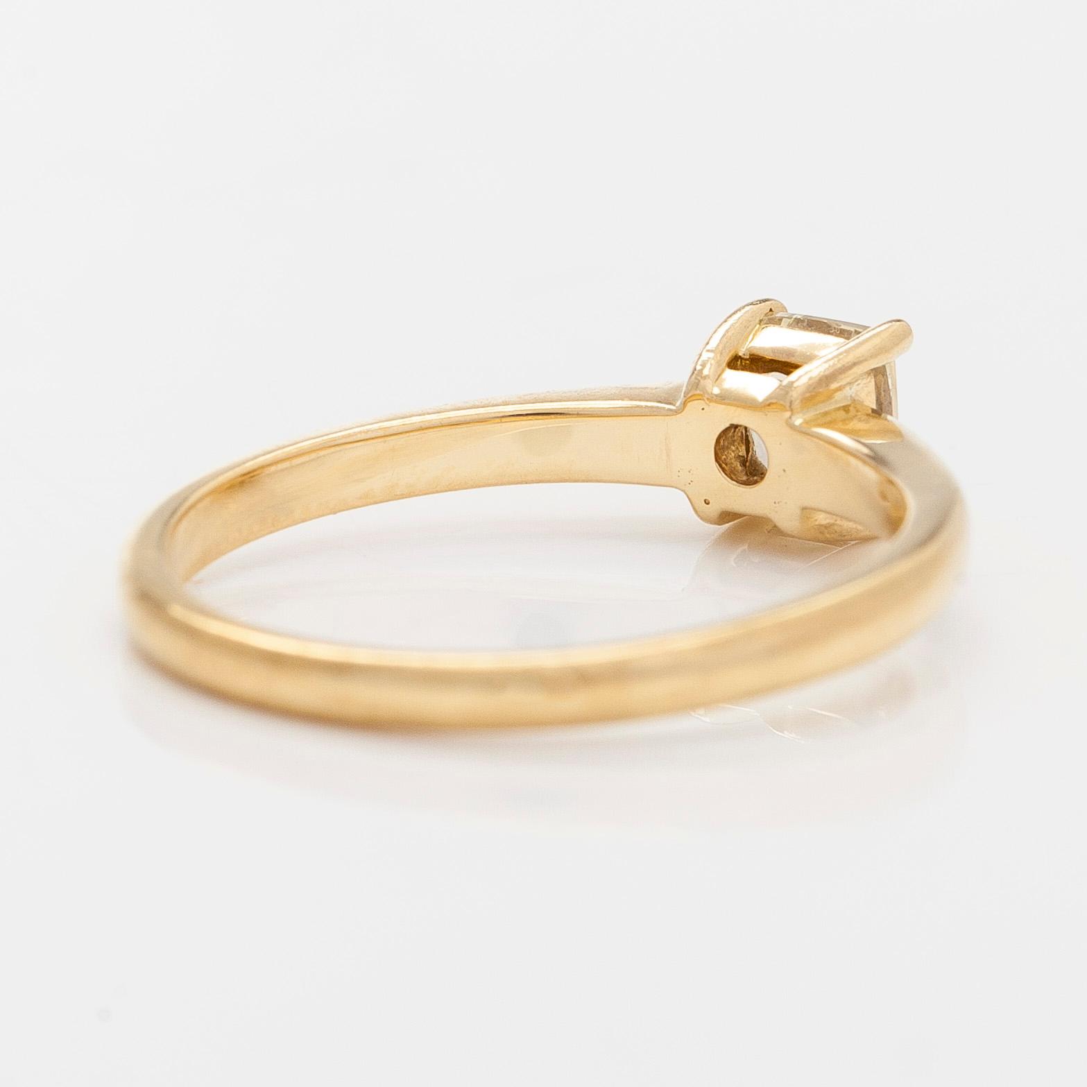 Ring in 18K gold, with a cushion-cut yellow diamond.