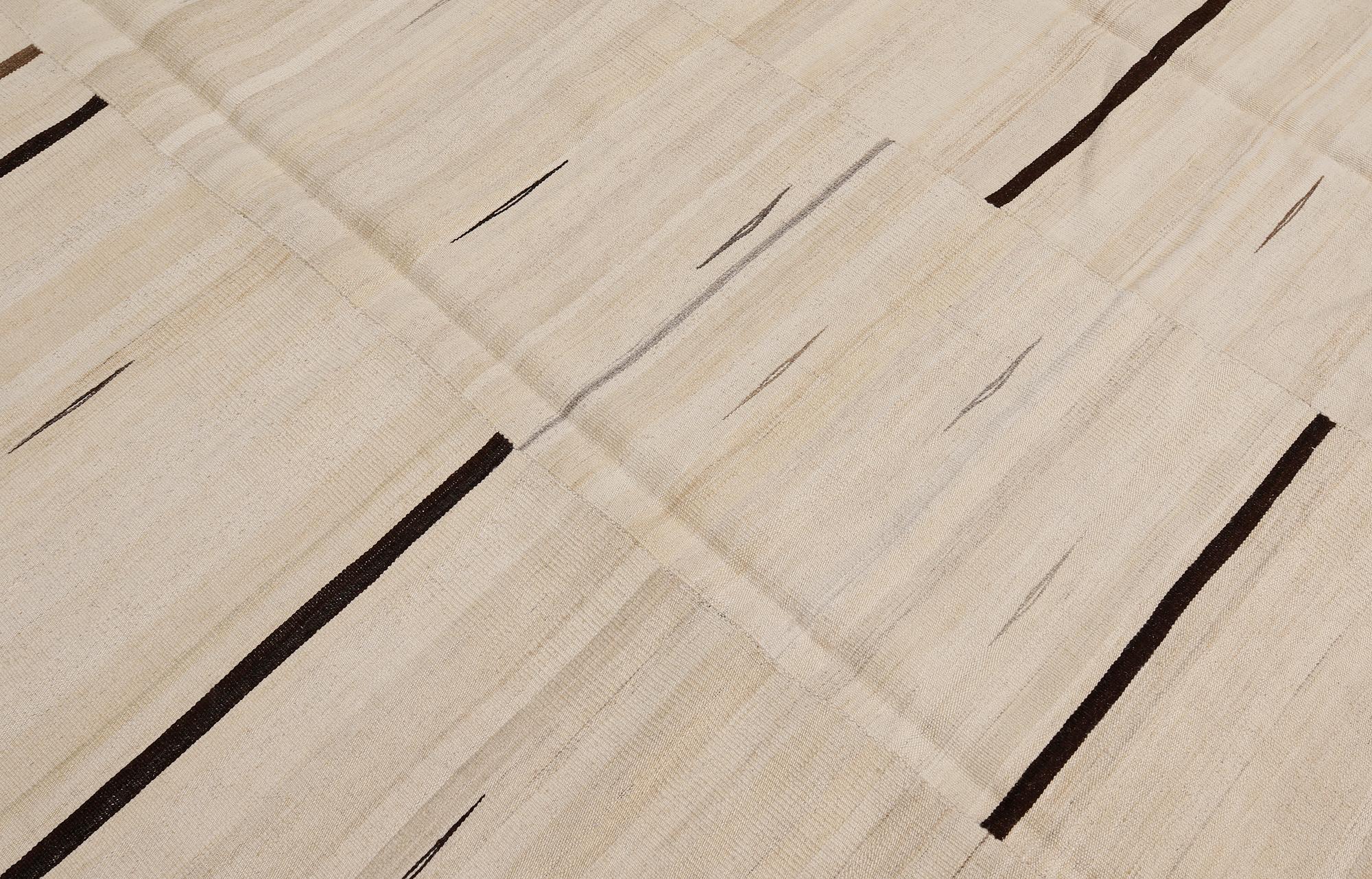 Matta, orientalisk slätväv, ca 314 x 221 cm.