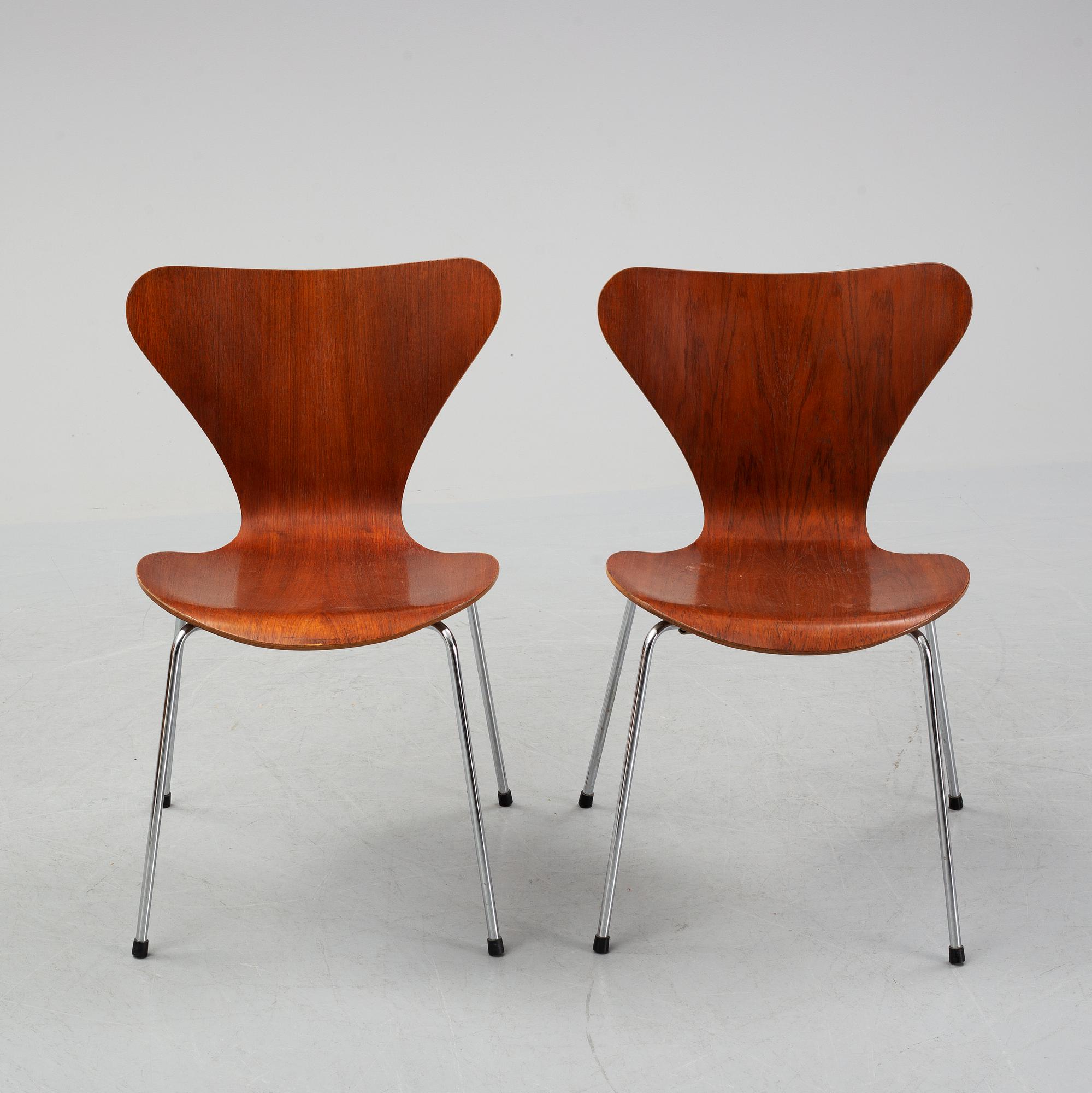 Arne Jacobsen, a pair of teak 'Series 7' chairs, Fritz Hansen, Denmark, 1976-78.