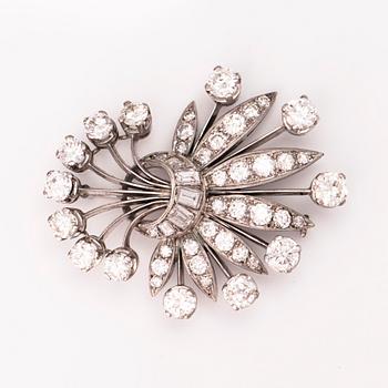 A white gold brooch with brilliant cut, single cut and baguette cut diamonds ca. 4.5 ct in total.