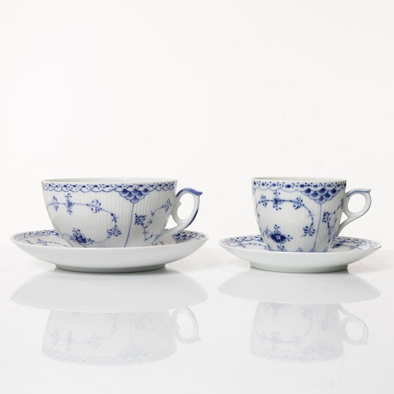 Royal Copenhagen, mat-, kaffe- och teservis, 88 delar, "Musselmalet", Danmark, 1800-1900-tal.