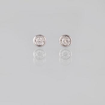 ÖRHÄNGEN, 18K vitguld med briljantslipade diamanter ca 0.19 ct. Vikt 1,4 gram.