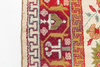 An antique Indian carpet, ca 434 x 335 cm.