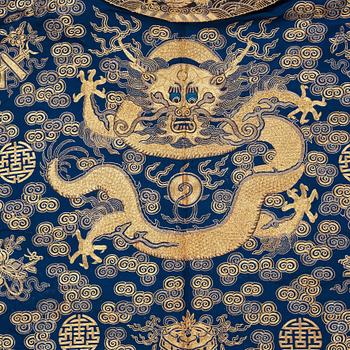 ROBE. Embroidered silk. Height 129 cm. China late Qing dynasty.