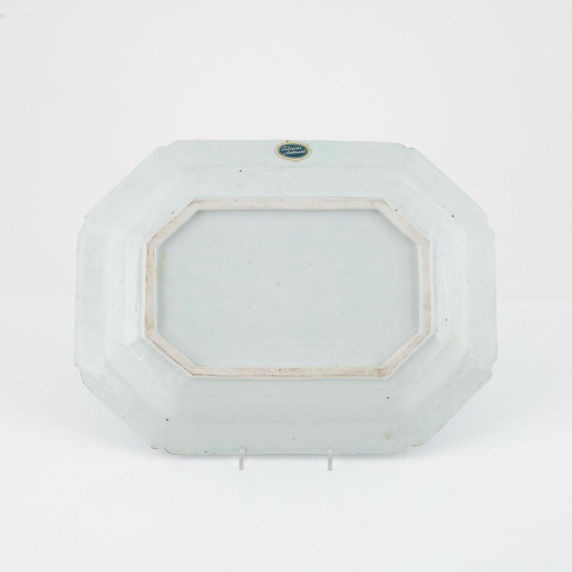 A Chinese blue and white porcelain charger, Qing Dynasty, Qianlong (1736-95).