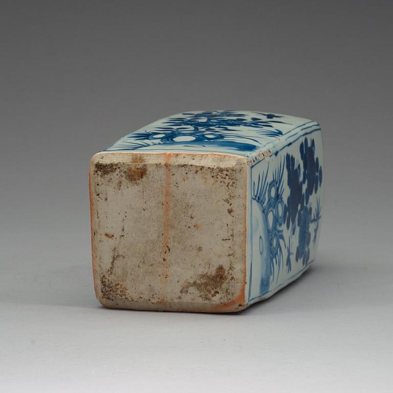 A blue and white bottle flask, Ming dynasty, Wanli (1572-1620).