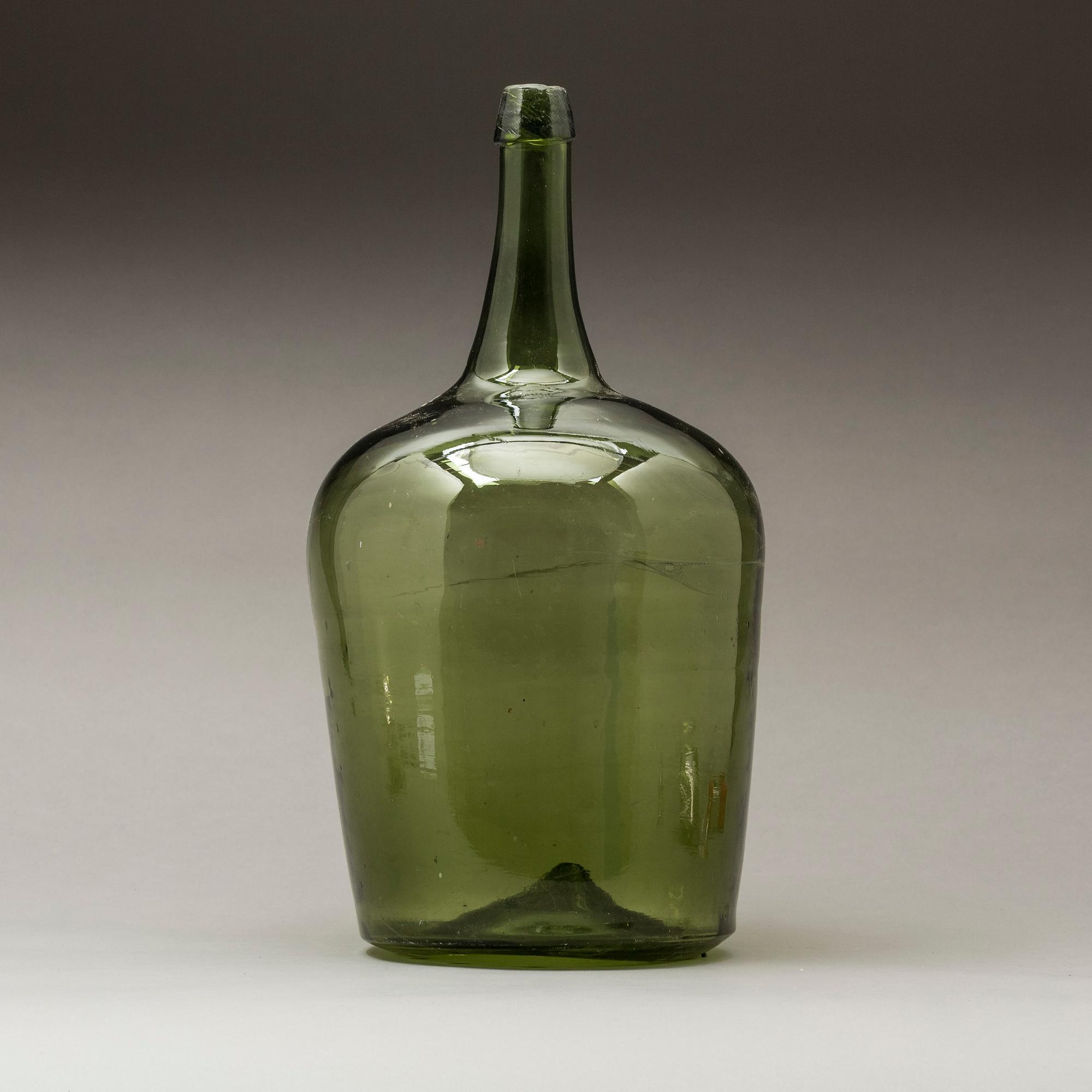 DAMEJEANNE, grön glasmassa, omkring 1800.