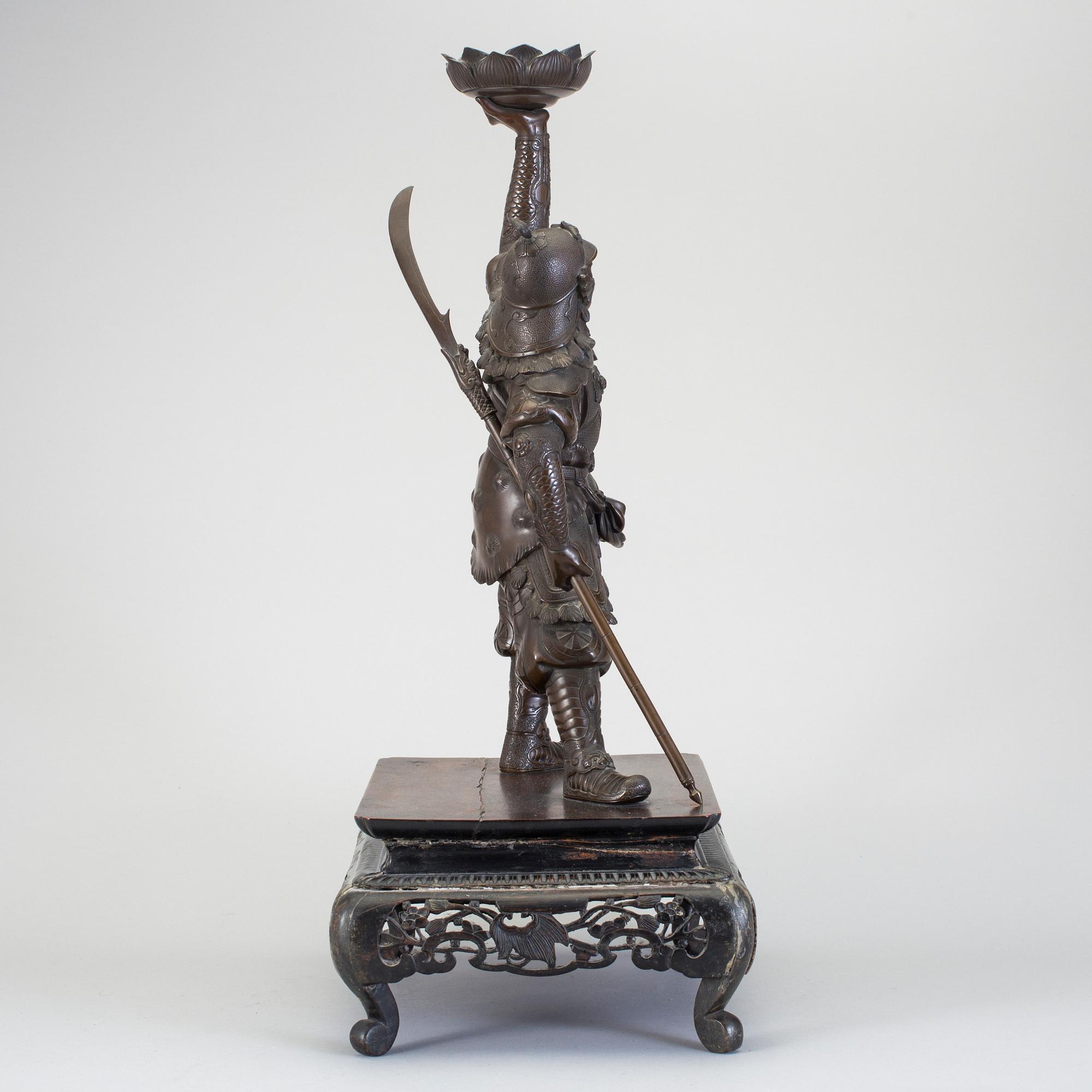 A japanese Meiji-era bronze sculpture depicting a samurai. - Bukowskis