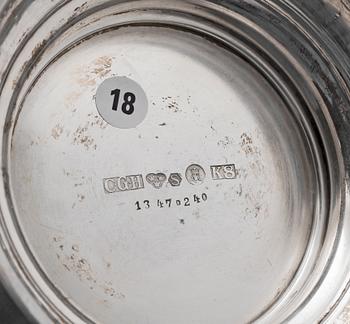 BÄGARE, 2 st, silver, C G Hallberg, Stockholm 1932 samt 36. Totalvikt 746 g.