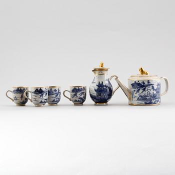 TEKANNA, TILLBRINGARE SAMT KOPPAR, 4 st, porslin, Kina, Qianlong 1736-1795.