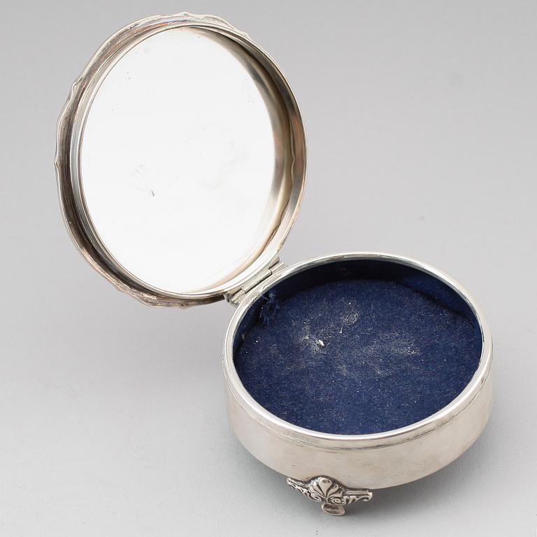 LOCKDOSA OCH SKEDAR, silver, 1800-1900-tal. Total vikt med fylld dosa ca 330 g.