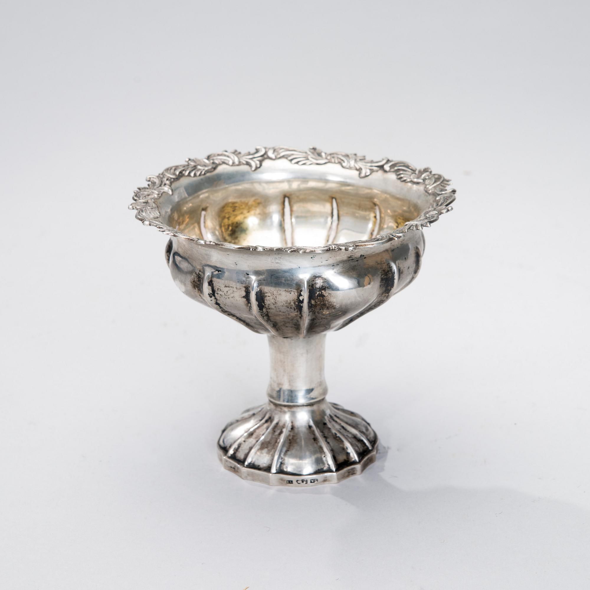 SOCKERSKÅL PÅ FOT, silver, Johan Lindroos, Kristinestad, Finland 1854. Vikt 168 g.