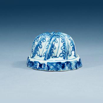 1589. A blue and white dessert mould, Qing dynasty, Qianlong (1736-95).