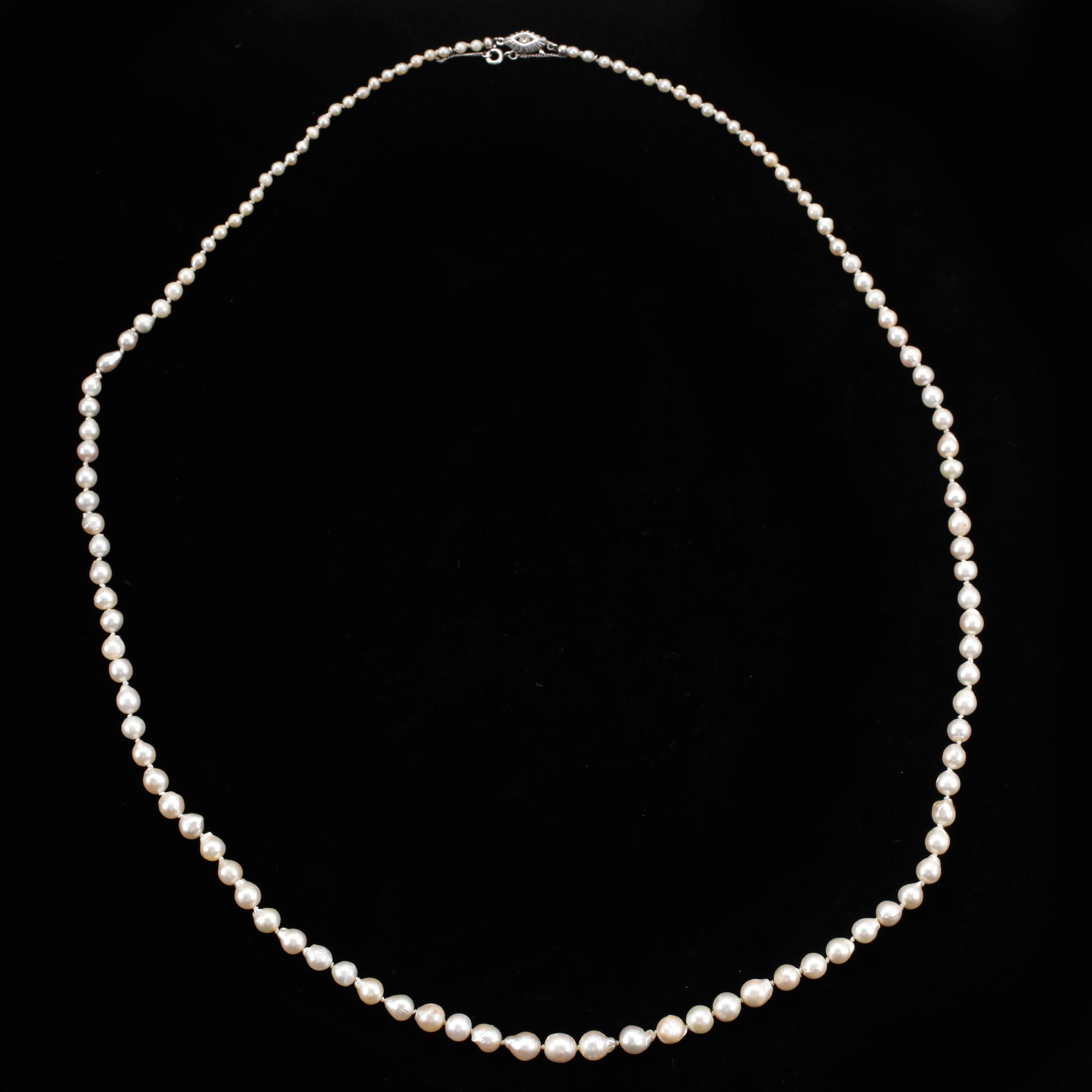COLLIER, odlade barocka saltvattenspärlor, lås i silver.